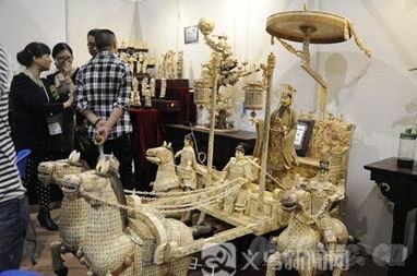 森博會(huì)木竹工藝品展區(qū) 木雕與牙雕爭(zhēng)奇斗艷，竹工藝品研發(fā)引領(lǐng)文旅新風(fēng)尚